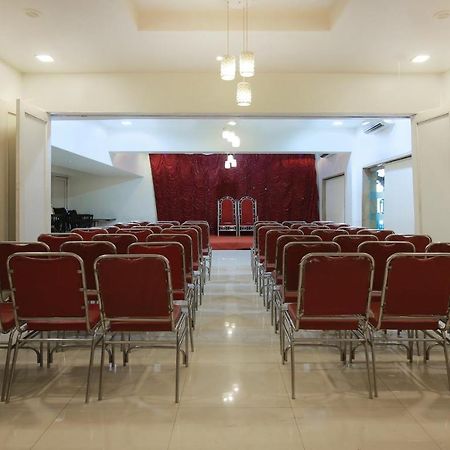 Treebo Trend Golden Nest Hotel Thane Bagian luar foto