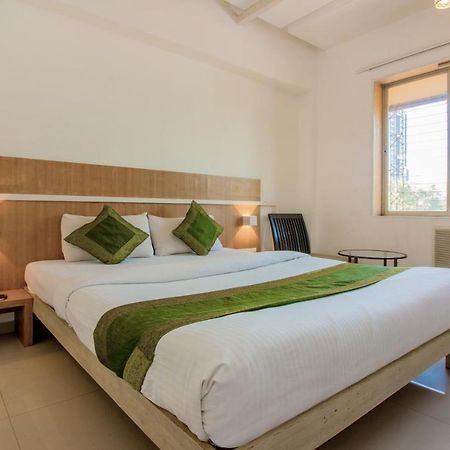 Treebo Trend Golden Nest Hotel Thane Bagian luar foto