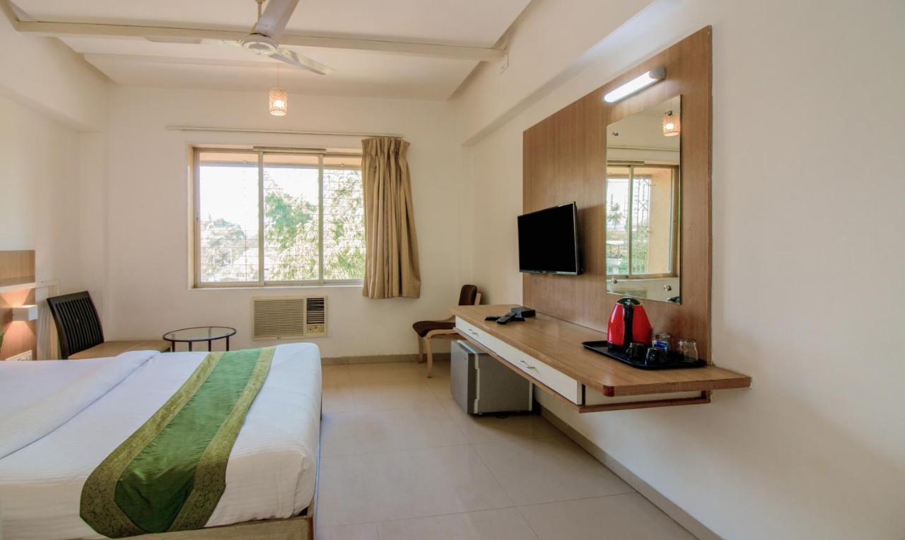 Treebo Trend Golden Nest Hotel Thane Bagian luar foto
