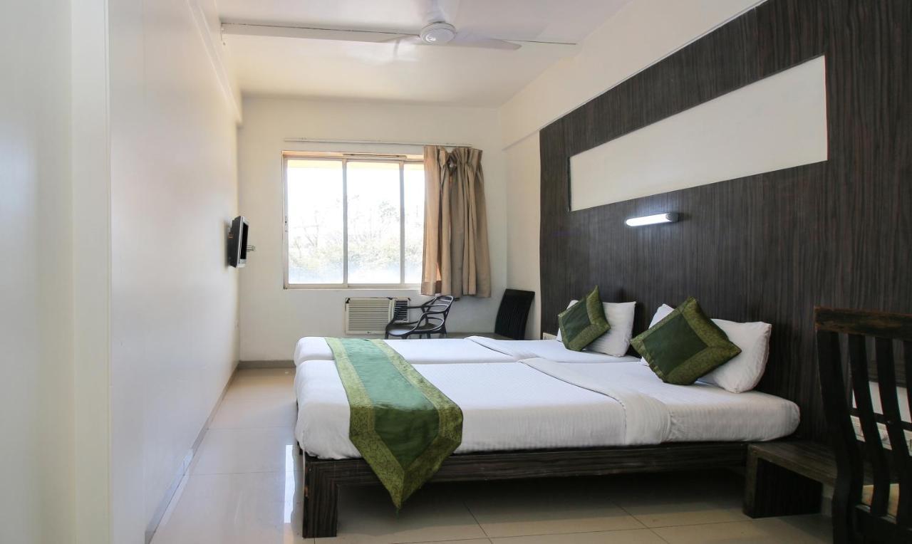 Treebo Trend Golden Nest Hotel Thane Bagian luar foto