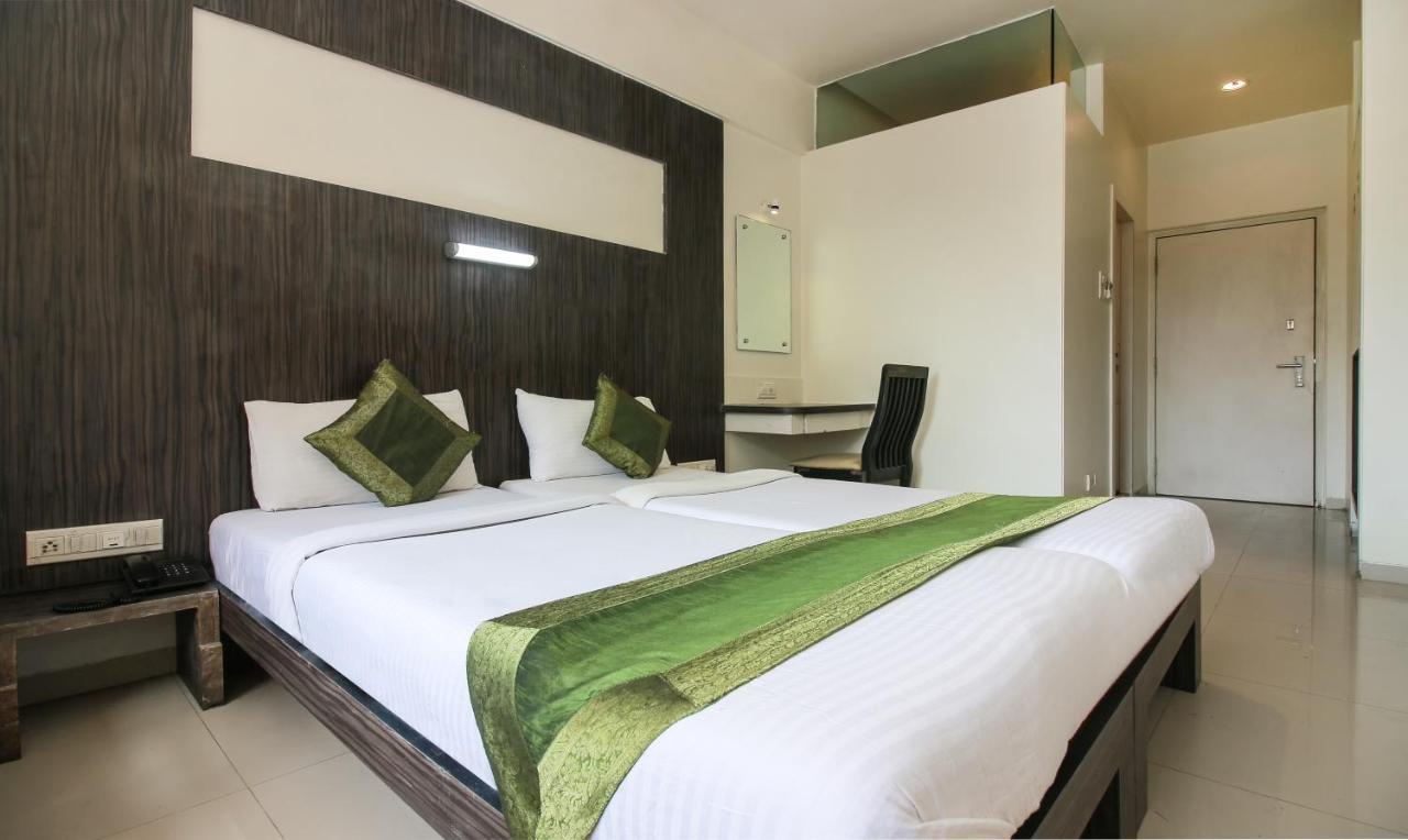 Treebo Trend Golden Nest Hotel Thane Bagian luar foto