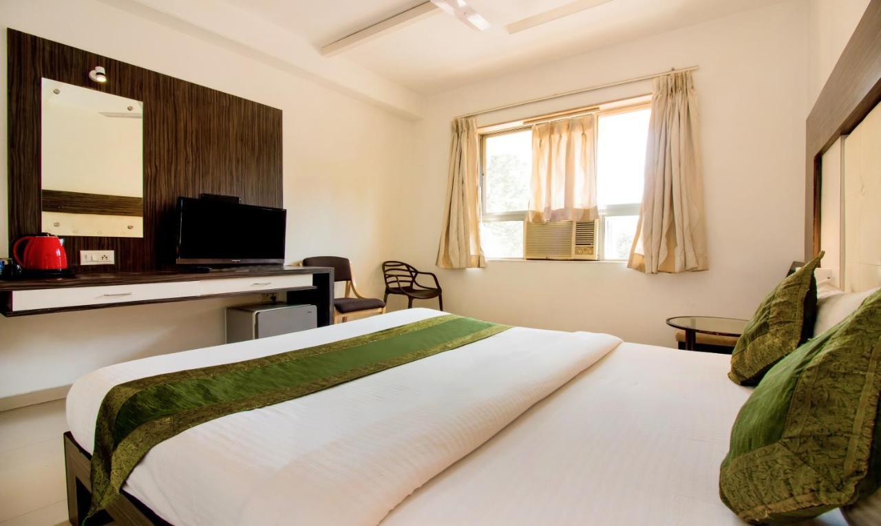 Treebo Trend Golden Nest Hotel Thane Bagian luar foto